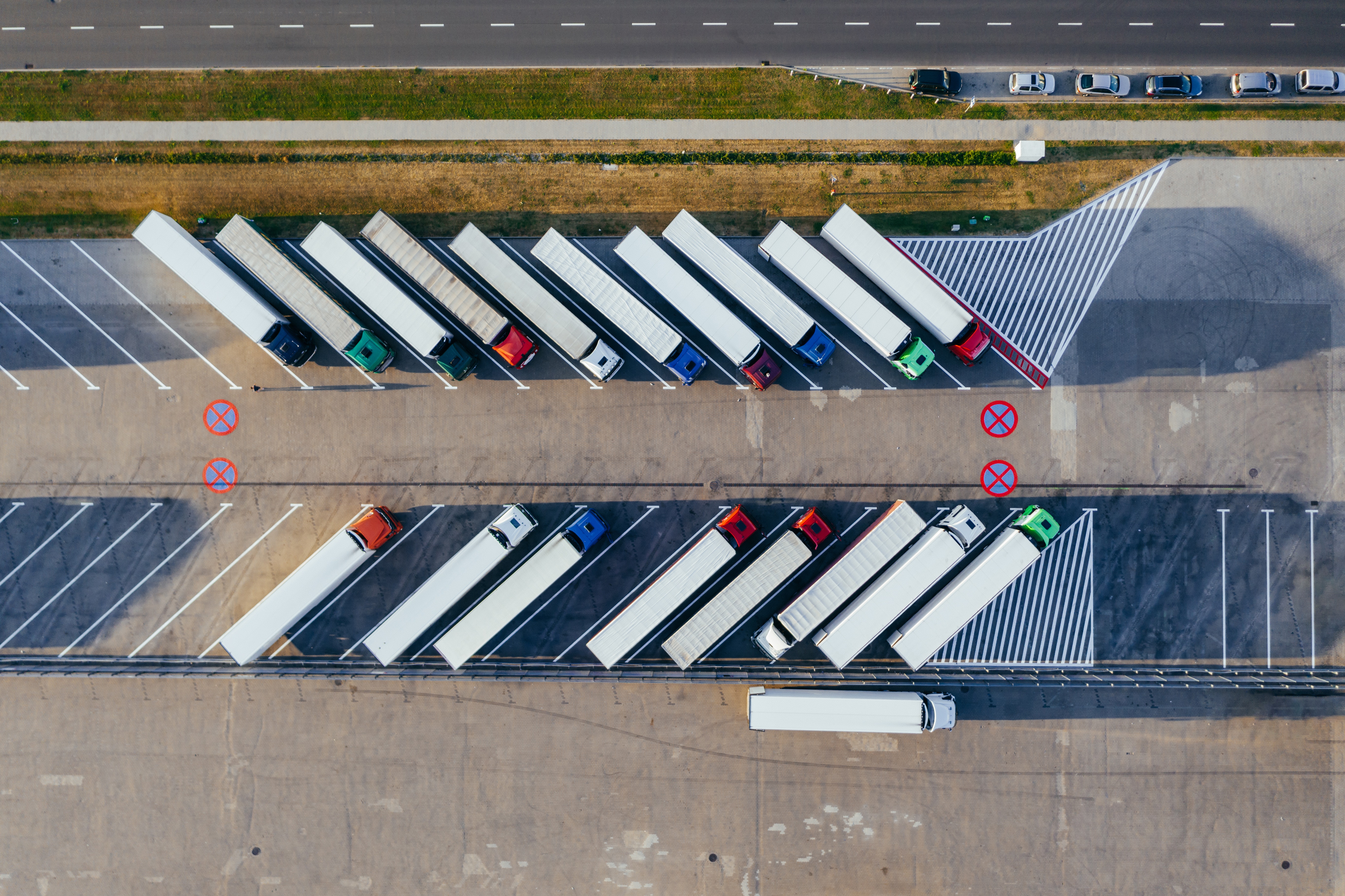 Imagen aerea de una flota de camiones